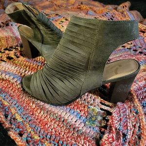 Size 11 open toe 3 Inc heals